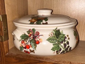 lot 76 image: Vintage Covered Casserole Fruit Theme