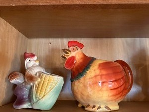 lot 74 image: Vintage Ceramic ChickenRooster Pieces
