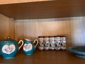 lot 75 image: Vintage Book-Style Spice Shakers and Blue and White Painted Gold Leaf Sugar and Creamer