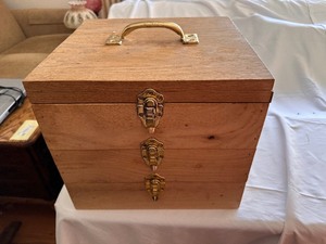 lot 106 image: Handmade Pie Carrier Box to Fit 3 Pies