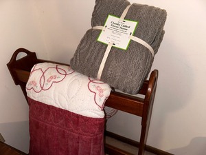 lot 115 image: Blacket Rack with Quilt and New Chunky Cabled Fleece Throw