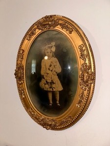 lot 113 image: Vintage Gold Gilt Oval Bubble Convex Glass Frame