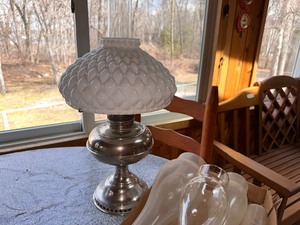 lot 144 image: Vintage Milk Glass Table Lamp
