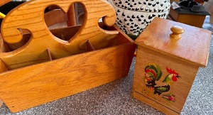 lot 149 image: Vintage Wood Utensil Caddy and Rooster Storage Box