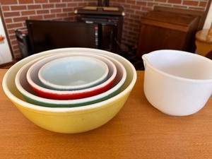 lot 95 image: Vintage PYREX Primary Color Mixing Bowl Set of 4