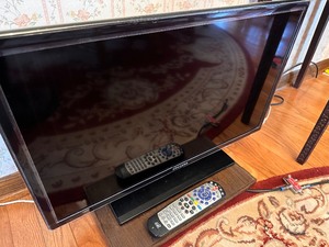 lot 160 image: Samsung Television TV with Remote Approx 19