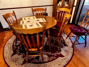 lot 227 image: Dining Room Round Table with 2 extra Leaves with 6 Chairs and Round Rug