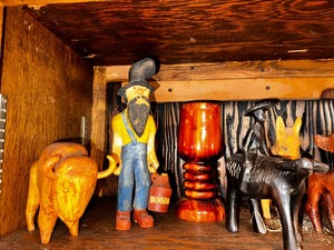 lot 203 image: Variety of Hand Carved Wood Animals and Figurines