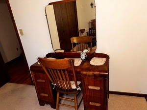 lot 174 image: Vintage Waterfall Art Deco Vanity with Mirror and Chair Measuring 44 x 18 x 63