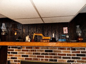 lot 194 image: Variety of Vintage Items Displayed in Photo