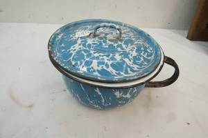Graniteware pot and cover