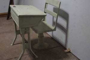 childrens desk and chair
