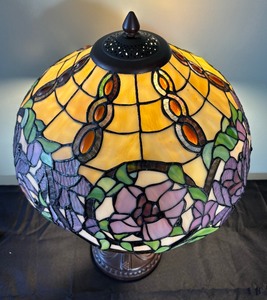 lot 125 image: Stunning Stained Glass Table Lamp