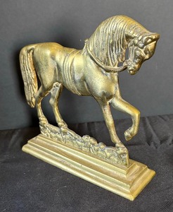 lot 145 image: Vintage Brass Horse Motif Doorstop  Decor