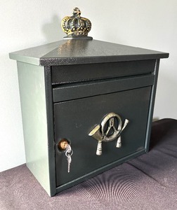 lot 189 image: Brabantia Locking Mailbox