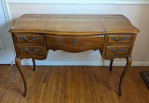 lot 53 image: Vintage French Provincial Style Vanity