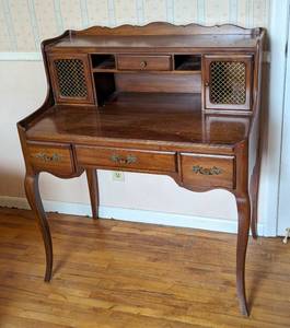 lot 54 image: Vintage French Provincial Style Writing Desk