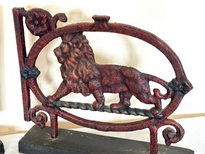 lot 43 image: Pair of Decorative Metal Lion Figurine Bookends