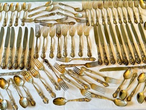 lot 36 image: Set of Vintage Rogers Heritage Flatware