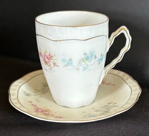 lot 196 image: Five Vintage S & C of Bavaria Cups with Saucers