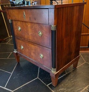 lot 325 image: Elegant Century 3 Drawer Dresser