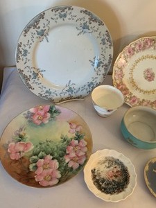 lot 261 image: Variety of Vintage China from Denmark, Cleveland China  18 Karat Gold Rim and More