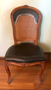 lot 362 image: Elegant Vintage Chair