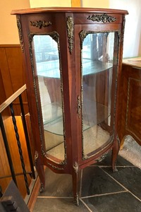 lot 13 image: Vintage French Louis XV Style Curio Cabinet