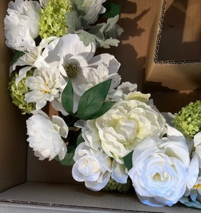 lot 381 image: Beautiful Faux White Floral Wreath