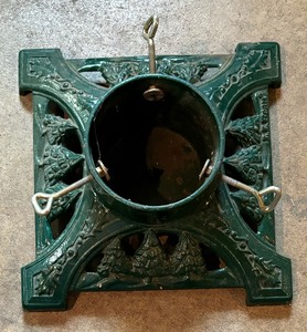 lot 435 image: LL Bean Cast Iron Tree Stand