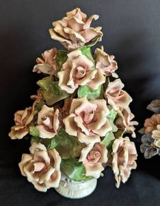 lot 92 image: Pair of Capodimonte Porcelain Flower Baskets
