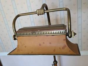 lot 212 image: Vintage Brass Hand Floor Lamp