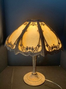 lot 449 image: Beautiful Vintage Slag Lamp