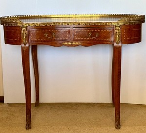 lot 9 image: Vintage Ormulu Style French Desk