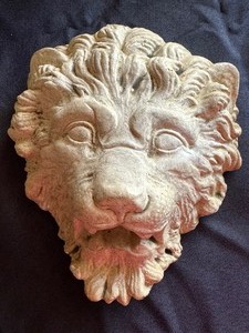 lot 236 image: Pair of Decorative Lion Figurine Plaster Wall Hangings