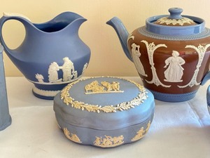 lot 237 image: Vintage Wedgewood Items including Vintage Wedgewood Trinket Box