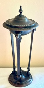lot 239 image: Vintage Lidded Container with Lion Figurines