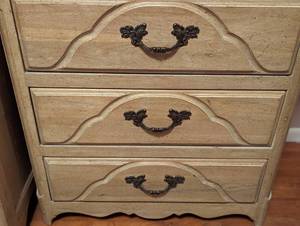 lot 2 image: Henredon Marble Topped Chest of Drawers
