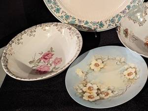 lot 469 image: Assorted Vintage Painted Porcelain Dishes
