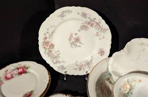 lot 471 image: Assorted Vintage Painted Porcelain Dishes