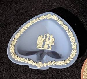 lot 476 image: Small Wedgwood Dishes and Ashtray