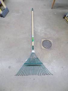 lot 286 image: Steel leaf rake