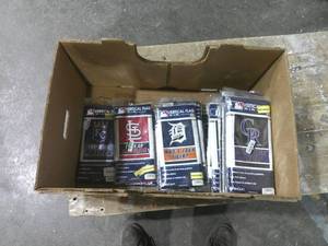 lot 71 image: Mixed Lot of MLB Vertical Flags-28 x 40-4 Teams