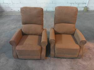 lot 131 image: Set of 2 Massage Wingback Recliner with Heat-Chocolate-Missing Wings-Legs-Remote