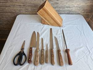 lot 25 image: Chicago Cutlery Cutting Set and Block