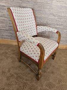 lot 29 image: Elizabethan Library Chair