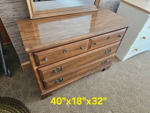 lot 50 image: Basset Furniture Mirrored Bedroom Dresser