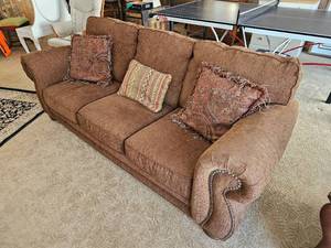 lot 51 image: Lane Furniture Contemporary Family Sofa