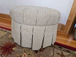 lot 60 image: Tufted Family Room Ottoman