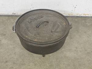 lot 20 image: Lodge #12 Dutch Oven